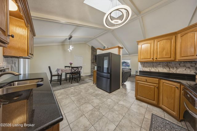 128 Erikas Ct, Shepherdsville, KY 40165