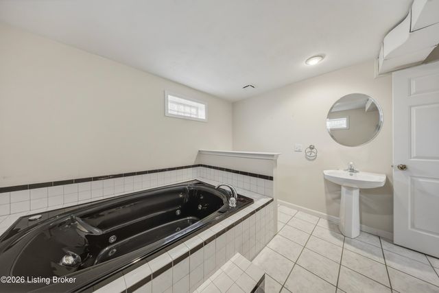 128 Erikas Ct, Shepherdsville, KY 40165