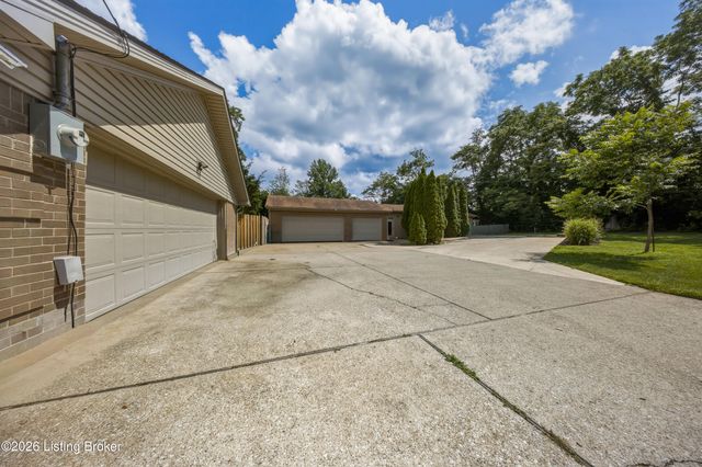 128 Erikas Ct, Shepherdsville, KY 40165