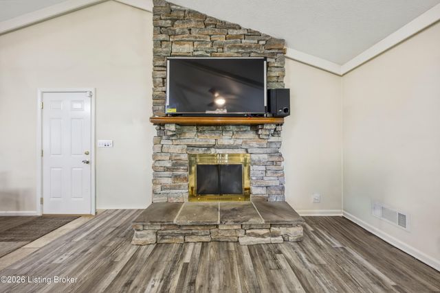 128 Erikas Ct, Shepherdsville, KY 40165