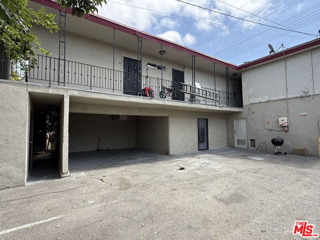 Image 1 of property listing at 3711 S Western Avenue, Los Angeles, CA 90018