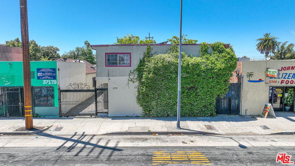 Image 10 of property listing at 3711 S Western Avenue, Los Angeles, CA 90018