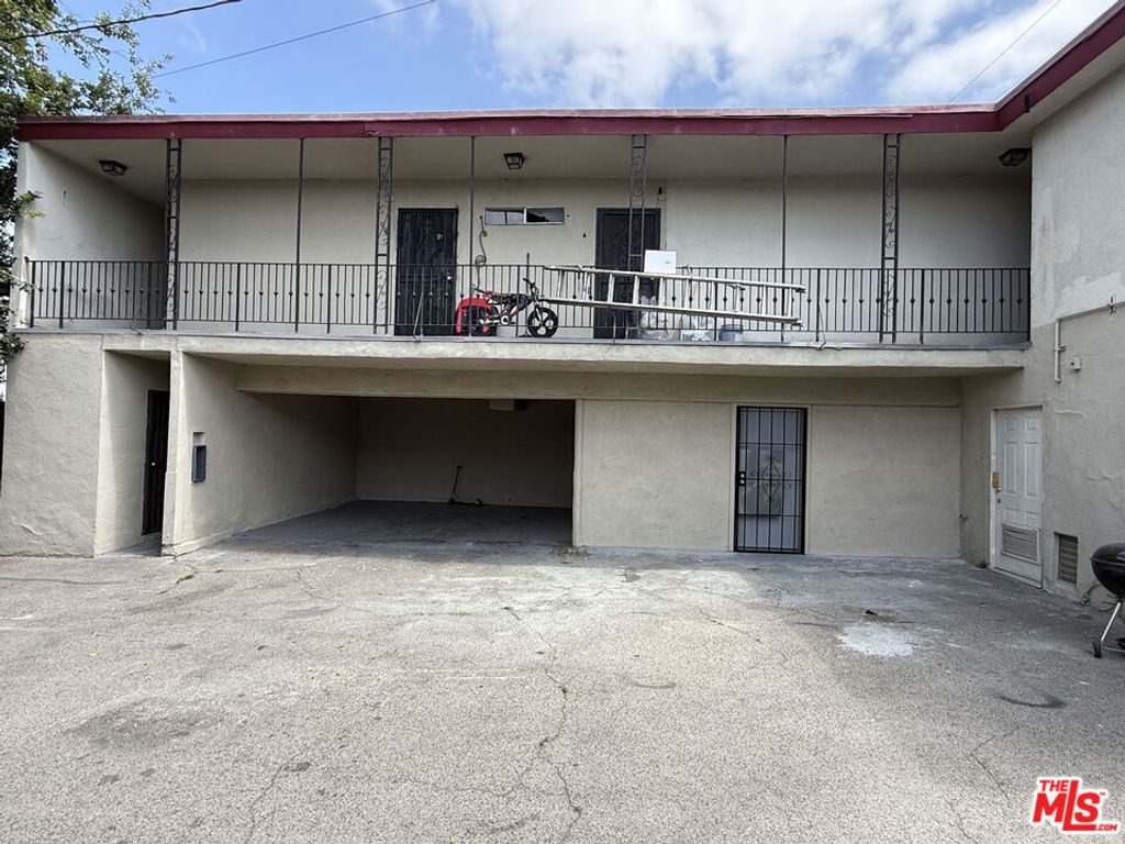 Image 2 of property listing at 3711 S Western Avenue, Los Angeles, CA 90018