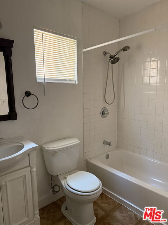 Image 6 of property listing at 3711 S Western Avenue, Los Angeles, CA 90018