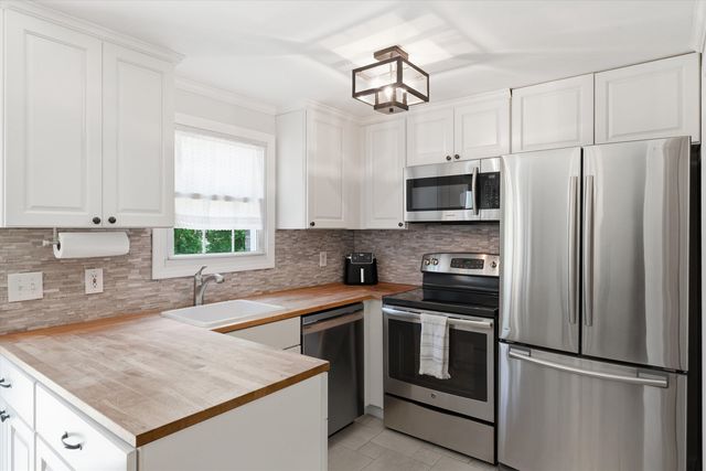89 Fieldstone Drive, Londonderry, NH 03079