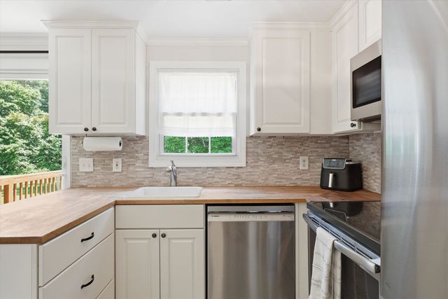 89 Fieldstone Drive, Londonderry, NH 03079