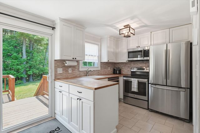 89 Fieldstone Drive, Londonderry, NH 03079