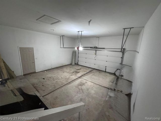 31495 Cambridge Street, Garden City, MI 48135