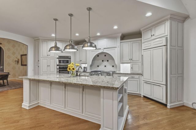 6048 S Black Oak Drive, Springfield, MO 65804