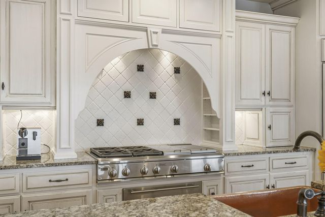 6048 S Black Oak Drive, Springfield, MO 65804