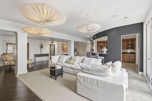 6048 S Black Oak Drive, Springfield, MO 65804