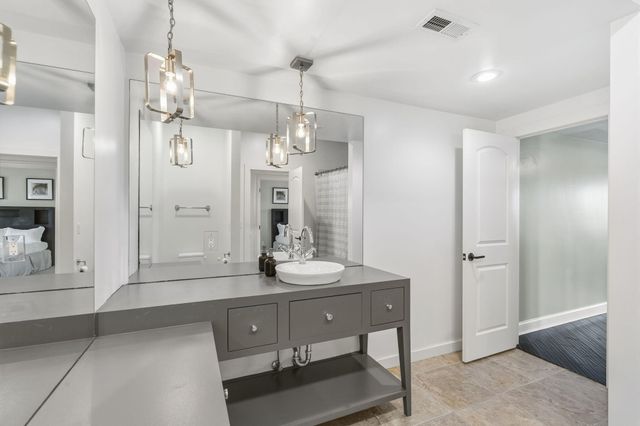 6048 S Black Oak Drive, Springfield, MO 65804