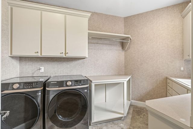 6048 S Black Oak Drive, Springfield, MO 65804