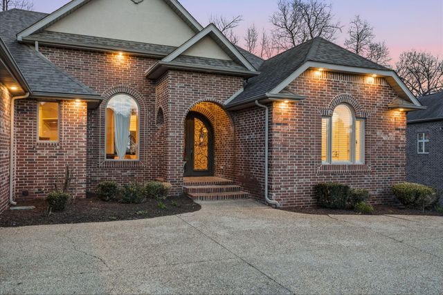 6048 S Black Oak Drive, Springfield, MO 65804