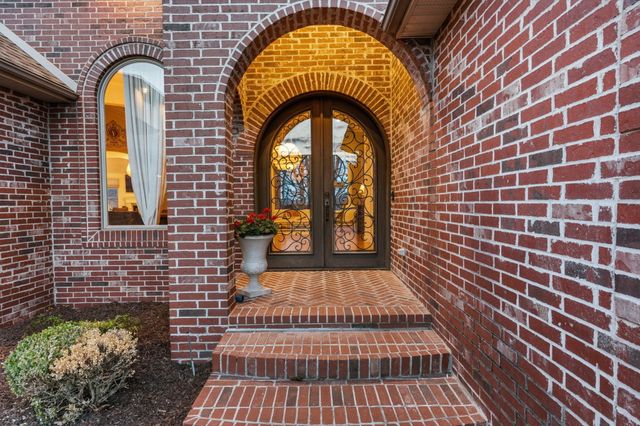 6048 S Black Oak Drive, Springfield, MO 65804