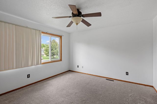 7581 23rd Street N, Oakdale, MN 55128