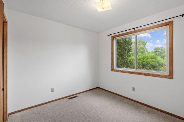 7581 23rd Street N, Oakdale, MN 55128
