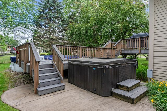 7581 23rd Street N, Oakdale, MN 55128