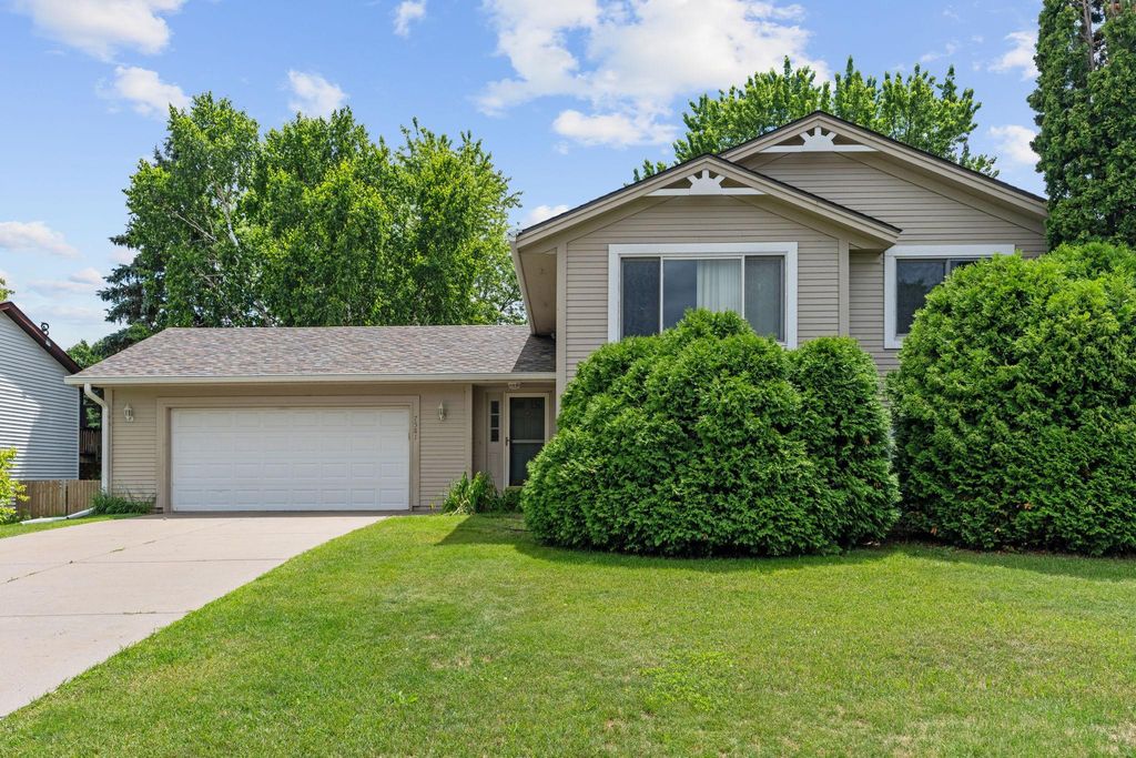 7581 23rd Street N, Oakdale, MN 55128