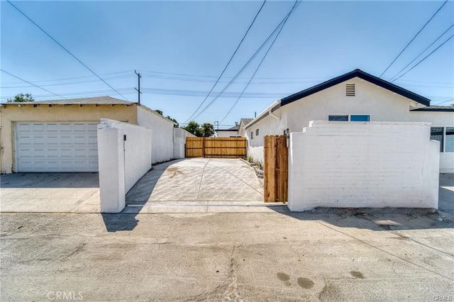 11443 11445 Saticoy Street, North Hollywood, CA 91605