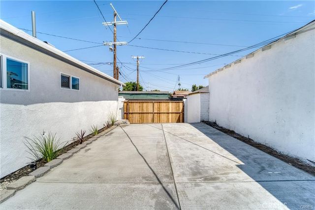 11443 11445 Saticoy Street, North Hollywood, CA 91605