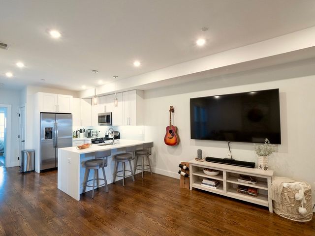 65 Border Street 4, Boston, MA 02128