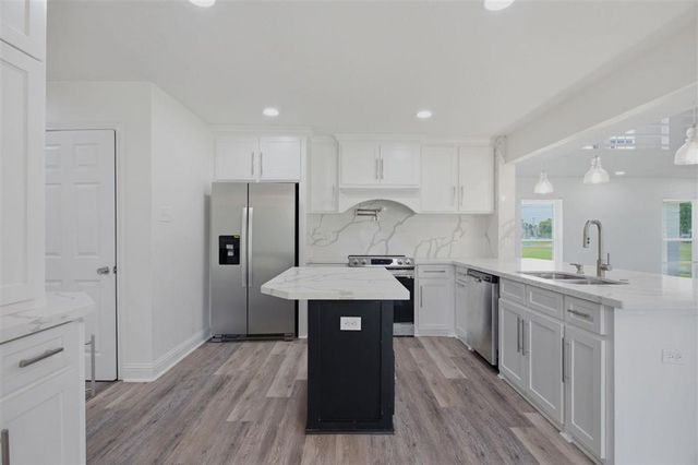 143 E Park Manor Drive, Lake Charles, LA 70611