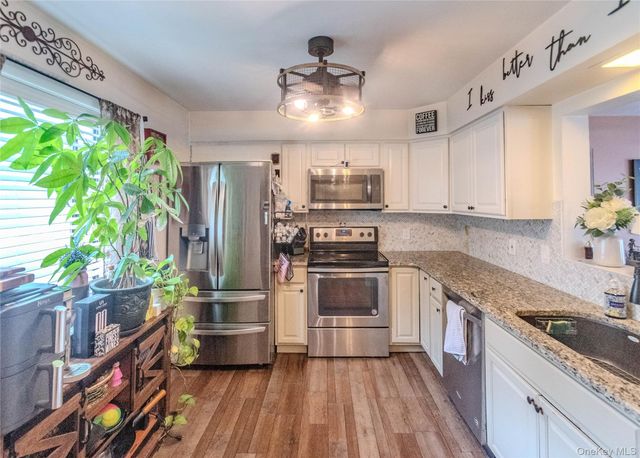 6702 Chelsea Cove N, Hopewell Junction, NY 12533