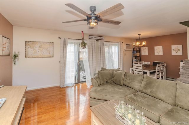 6702 Chelsea Cove N, Hopewell Junction, NY 12533
