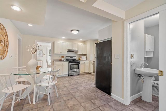 54 Pratt St, Reading, MA 01867