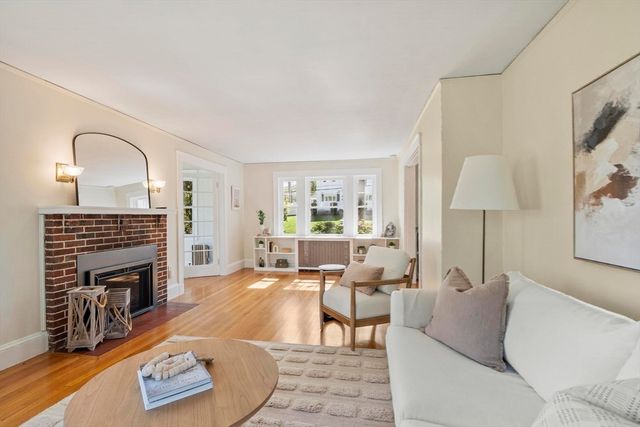 54 Pratt St, Reading, MA 01867