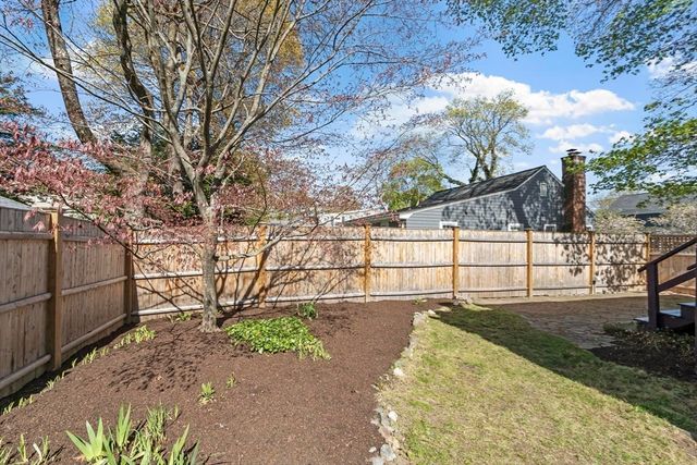 54 Pratt St, Reading, MA 01867