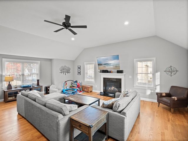 10 Greenville St, Billerica, MA 01821