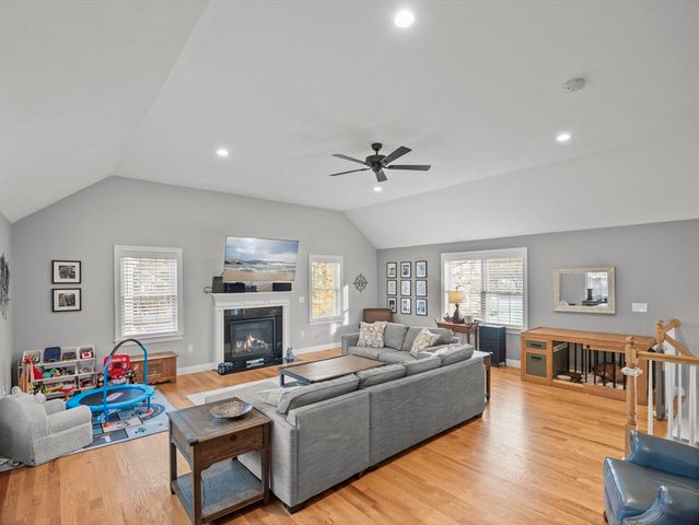 10 Greenville St, Billerica, MA 01821