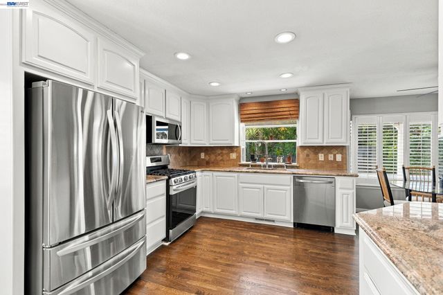 1017 Hatchcover Pl, Manteca, CA 95337