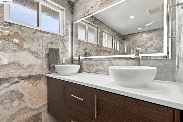 1017 Hatchcover Pl, Manteca, CA 95337