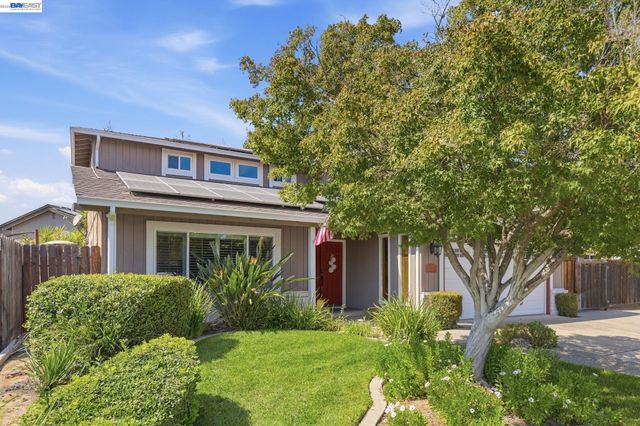 1017 Hatchcover Pl, Manteca, CA 95337