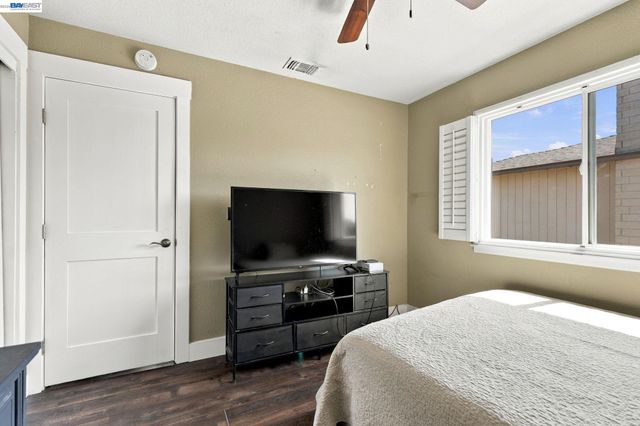 1017 Hatchcover Pl, Manteca, CA 95337