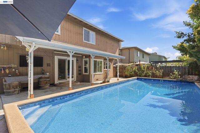 1017 Hatchcover Pl, Manteca, CA 95337