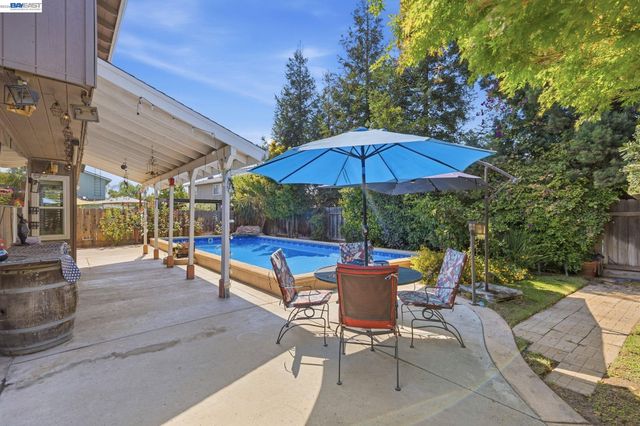 1017 Hatchcover Pl, Manteca, CA 95337