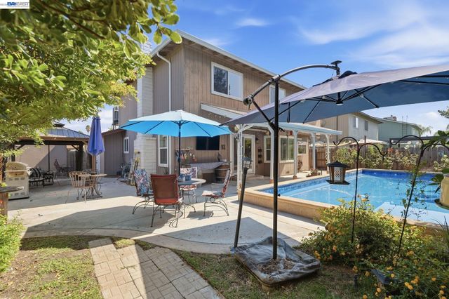1017 Hatchcover Pl, Manteca, CA 95337