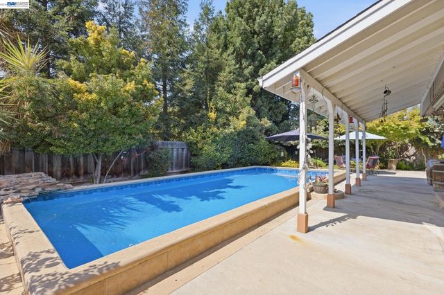 1017 Hatchcover Pl, Manteca, CA 95337