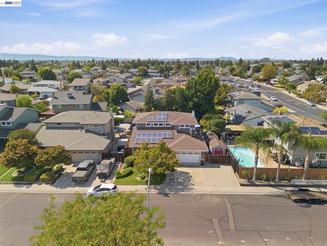 1017 Hatchcover Pl, Manteca, CA 95337