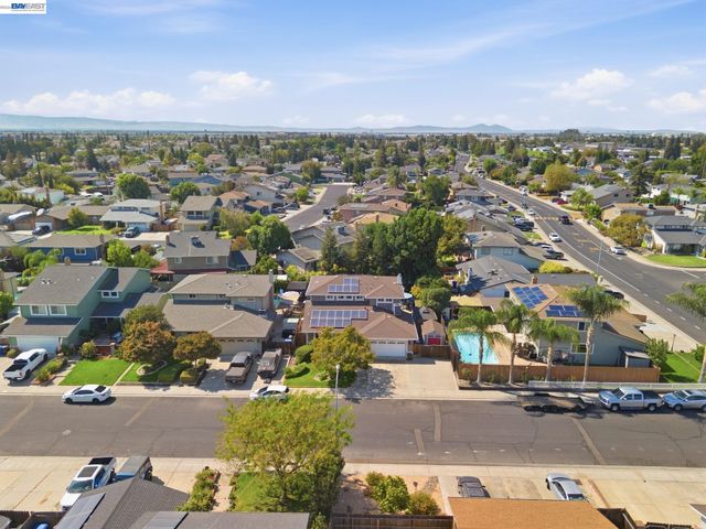 1017 Hatchcover Pl, Manteca, CA 95337
