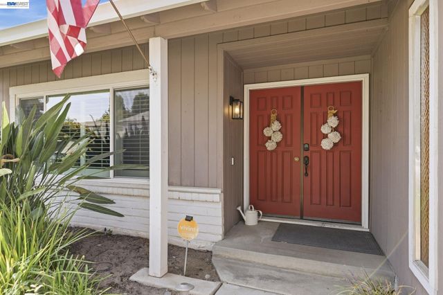 1017 Hatchcover Pl, Manteca, CA 95337