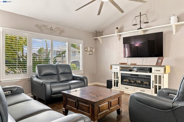 1017 Hatchcover Pl, Manteca, CA 95337