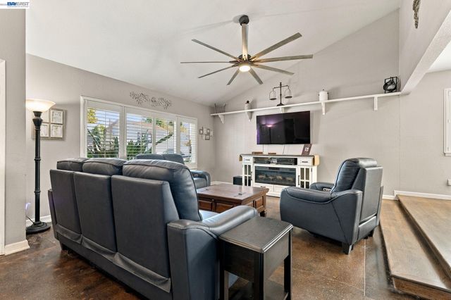 1017 Hatchcover Pl, Manteca, CA 95337