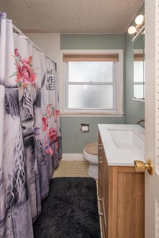 4462 S Lake DRIVE, Cudahy, WI 53110