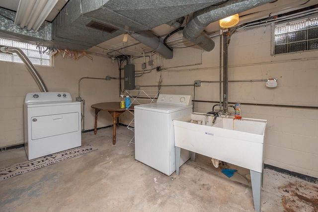 4462 S Lake DRIVE, Cudahy, WI 53110