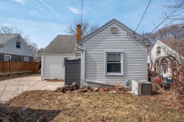 4462 S Lake DRIVE, Cudahy, WI 53110